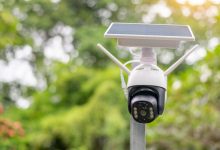 Une caméra de surveillance avec panneaux solaires