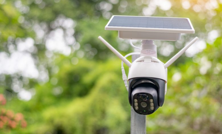 Une caméra de surveillance avec panneaux solaires