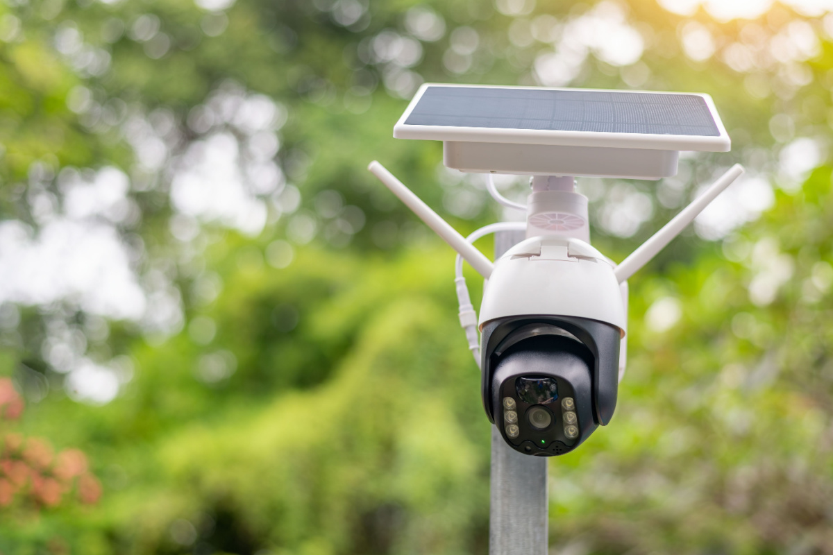 Une caméra de surveillance avec panneaux solaires