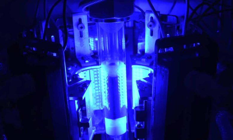 Une cellule de réaction teste des photocatalyseurs plasmoniques cuivre-fer pour la production d'hydrogène à partir d'ammoniac.