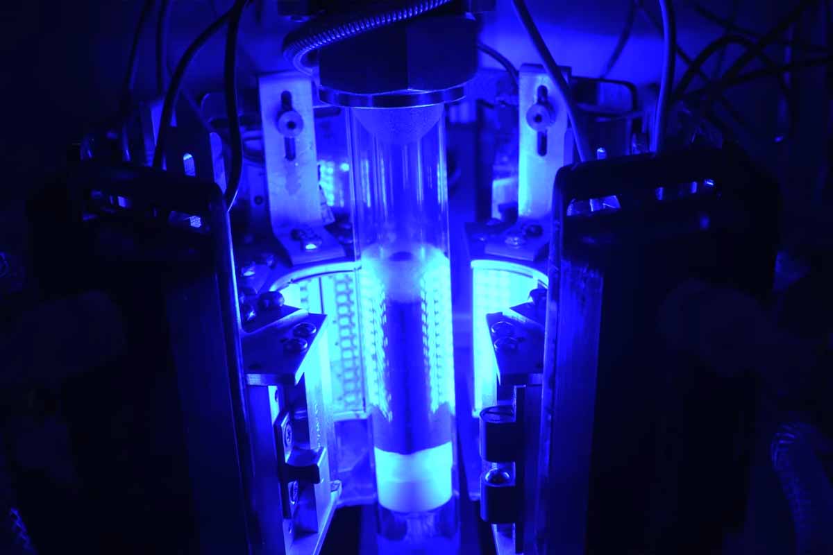 Une cellule de réaction teste des photocatalyseurs plasmoniques cuivre-fer pour la production d'hydrogène à partir d'ammoniac.