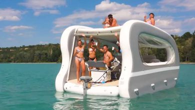 Un catamaran gonflable et pliable.