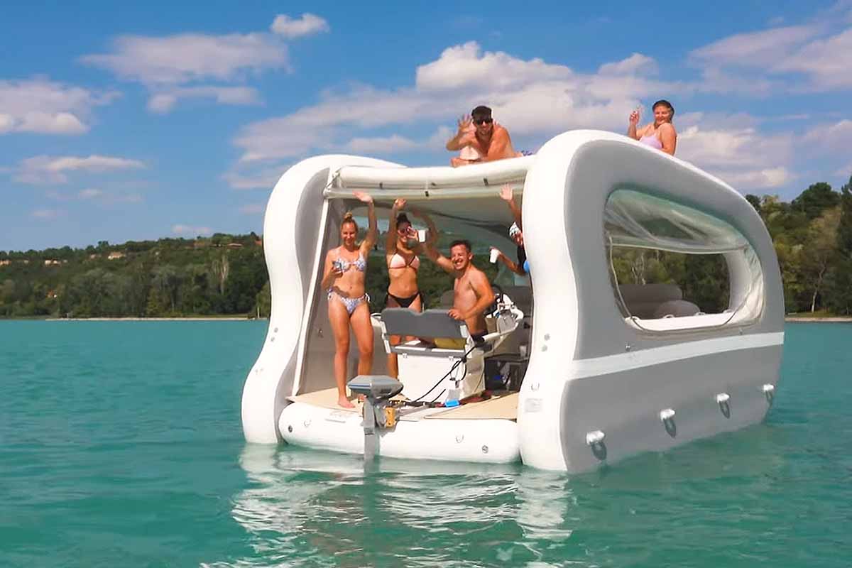 Un catamaran gonflable et pliable.