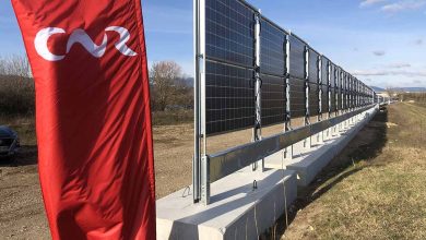 En Isère, la Compagnie Nationale du Rhône teste des panneaux solaires bifaciaux verticaux, alternative future aux panneaux à l'horizontale ?