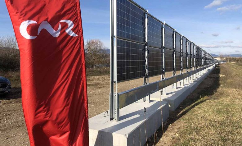 En Isère, la Compagnie Nationale du Rhône teste des panneaux solaires bifaciaux verticaux, alternative future aux panneaux à l'horizontale ?
