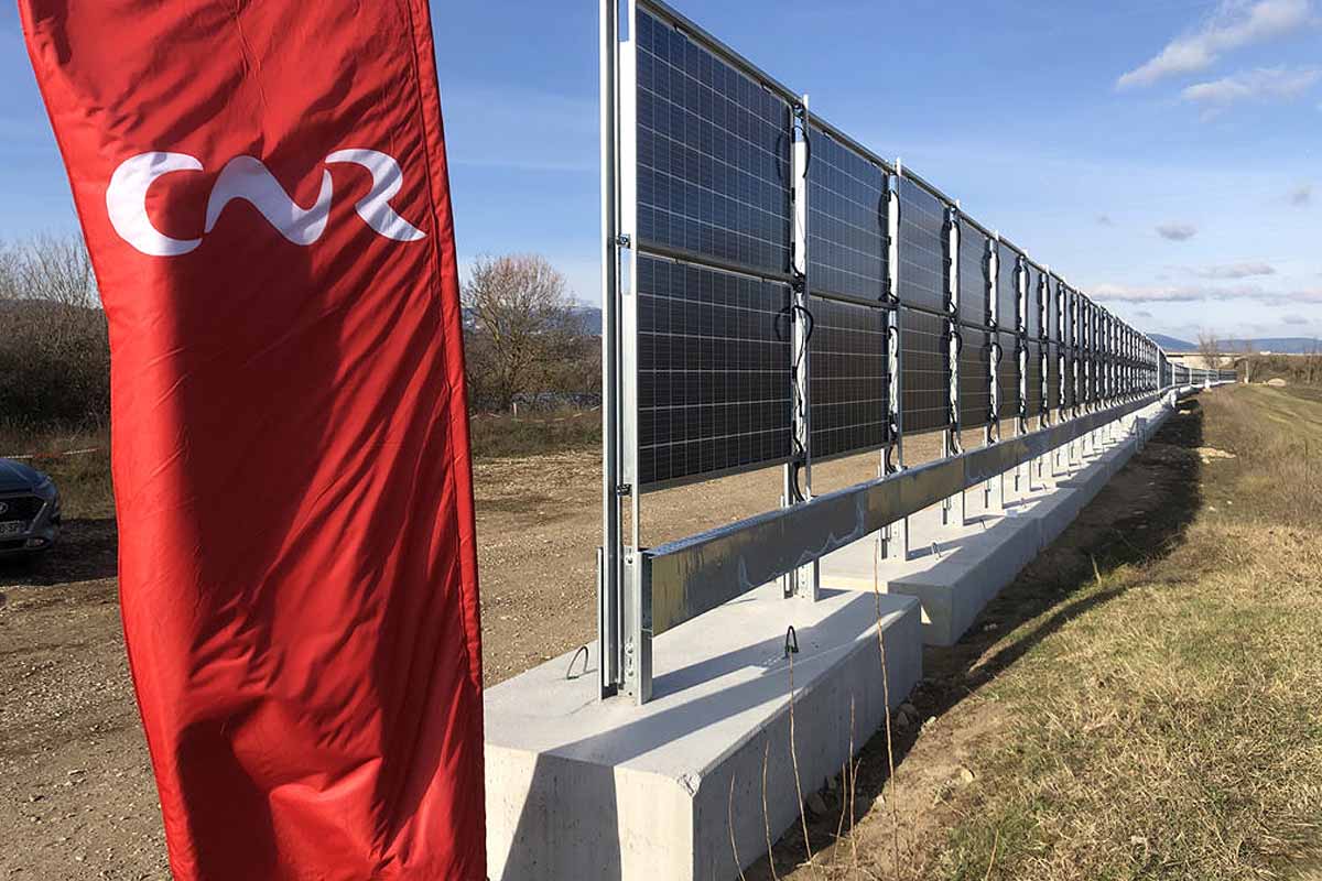 En Isère, la Compagnie Nationale du Rhône teste des panneaux solaires bifaciaux verticaux, alternative future aux panneaux à l'horizontale ?