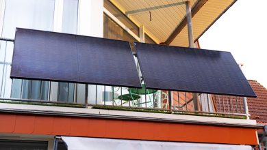 Des panneaux solaires posés sur un balcon pour générer de l'électricité