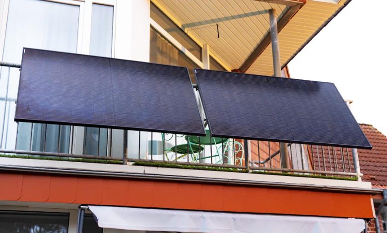 Des panneaux solaires posés sur un balcon pour générer de l'électricité