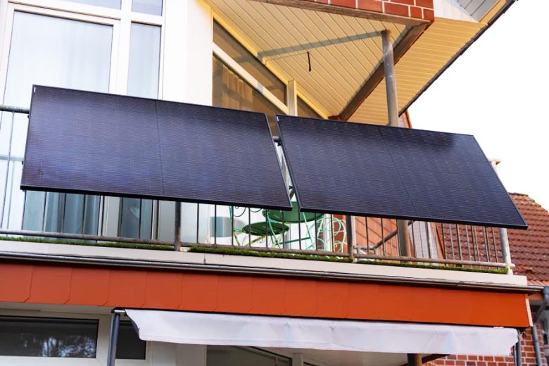 Des panneaux solaires posés sur un balcon pour générer de l'électricité