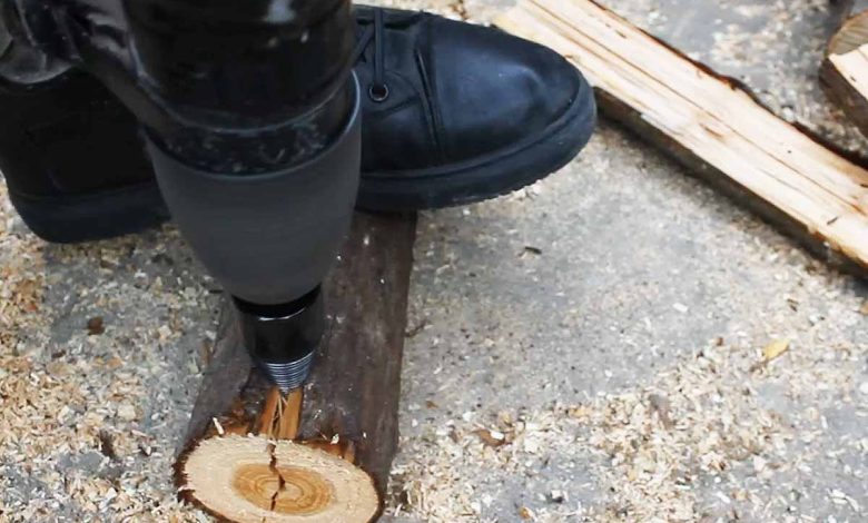 Un fendeur de buche à fixer sur une visseuse ou une perceuse.