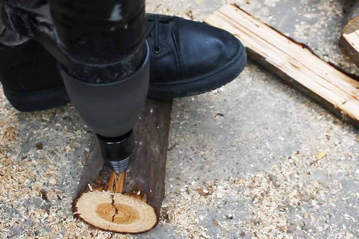 Un fendeur de buche à fixer sur une visseuse ou une perceuse.