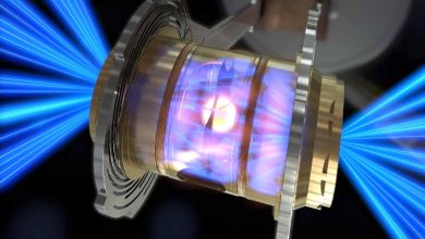 Pour créer un allumage par fusion, l'énergie laser de la National Ignition Facility est convertie en rayons X à l'intérieur d'une capsule appelée hohlraum, qui comprime ensuite une capsule de combustible jusqu'à ce qu'elle implose, créant un plasma à haute température et haute pression.