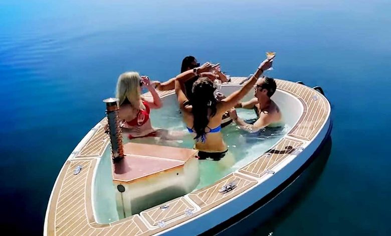 Un bateau bain à remous.