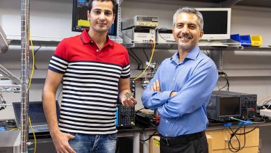 Le professeur Reza Abdolvad (à droite) et le chercheur Hakhamanesh Mansoorzare (à gauche) présentant leur invention.