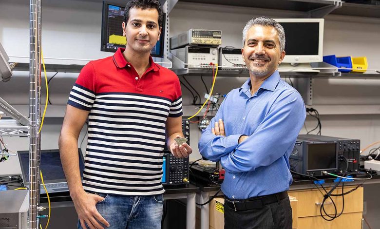 Le professeur Reza Abdolvad (à droite) et le chercheur Hakhamanesh Mansoorzare (à gauche) présentant leur invention.