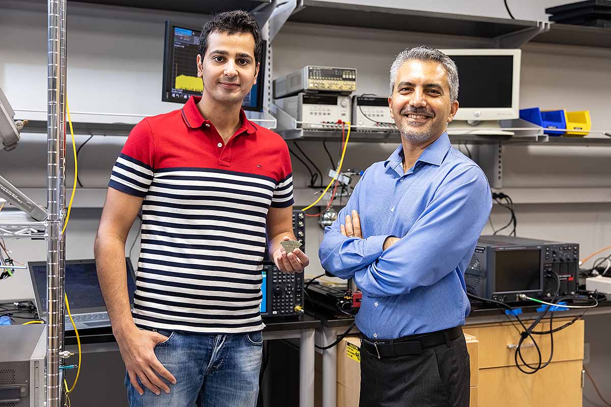 Le professeur Reza Abdolvad (à droite) et le chercheur Hakhamanesh Mansoorzare (à gauche) présentant leur invention.