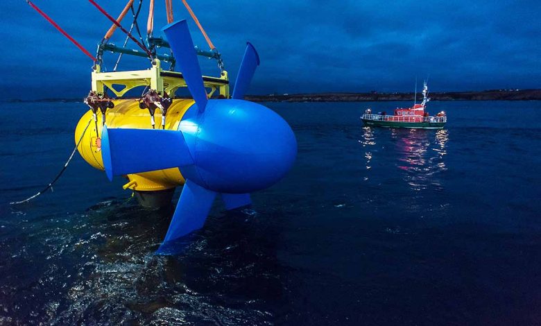 La mise en mer de l'hydrolienne D10 de Sabella.