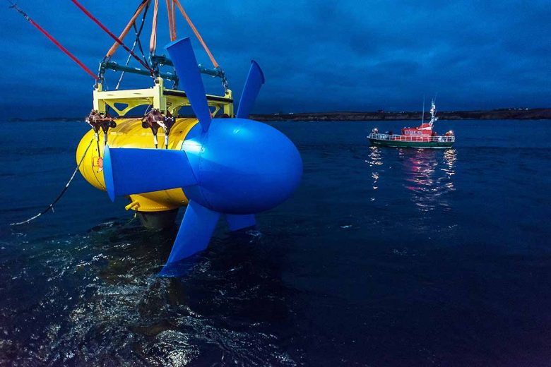 La mise en mer de l'hydrolienne D10 de Sabella.