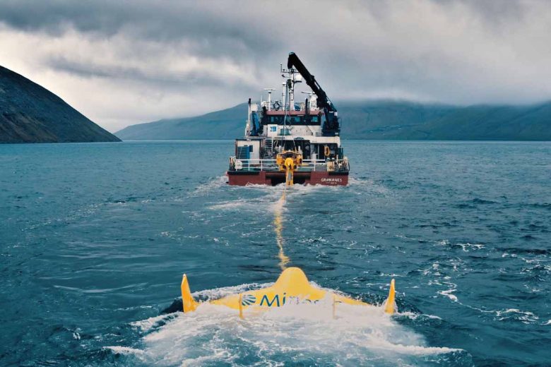 L'aile pousse la turbine dans l'eau selon une trajectoire en forme de huit.