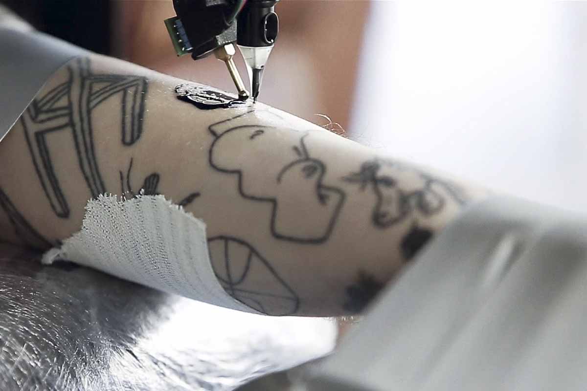 Une imprimante 3D modifiée pour lui permettre de tatouer grâce à une aiguille.