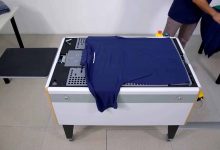 Une machine de pliage et d'emballage de T-SHIRT automatique.