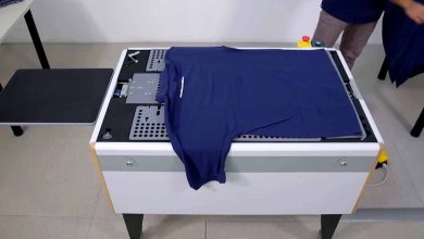 Une machine de pliage et d'emballage de T-SHIRT automatique.