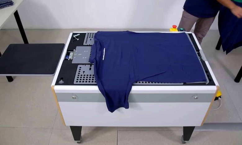 Une machine de pliage et d'emballage de T-SHIRT automatique.