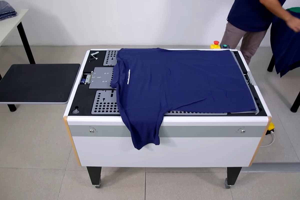 Une machine de pliage et d'emballage de T-SHIRT automatique.