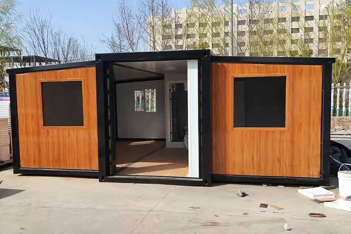 « Elle s’installe en 1 heure », la maison container pliable à 25 000 € (pour 35m²) est disponible en France