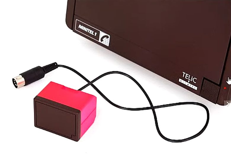Un connecteur permet de le brancher sur le port DIN du Minitel