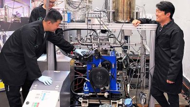 Le système bicarburant à injection directe d'hydrogène et de diesel a été développé par une équipe du laboratoire de recherche sur les moteurs de l'UNSW dirigée par le professeur Shawn Kook (à droite), Xinyu Liu (arrière gauche) et Jinxin Yang (avant gauche).