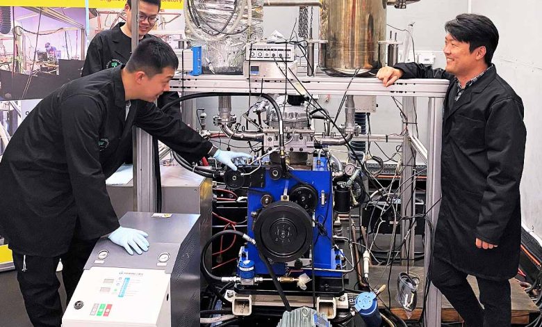 Le système bicarburant à injection directe d'hydrogène et de diesel a été développé par une équipe du laboratoire de recherche sur les moteurs de l'UNSW dirigée par le professeur Shawn Kook (à droite), Xinyu Liu (arrière gauche) et Jinxin Yang (avant gauche).