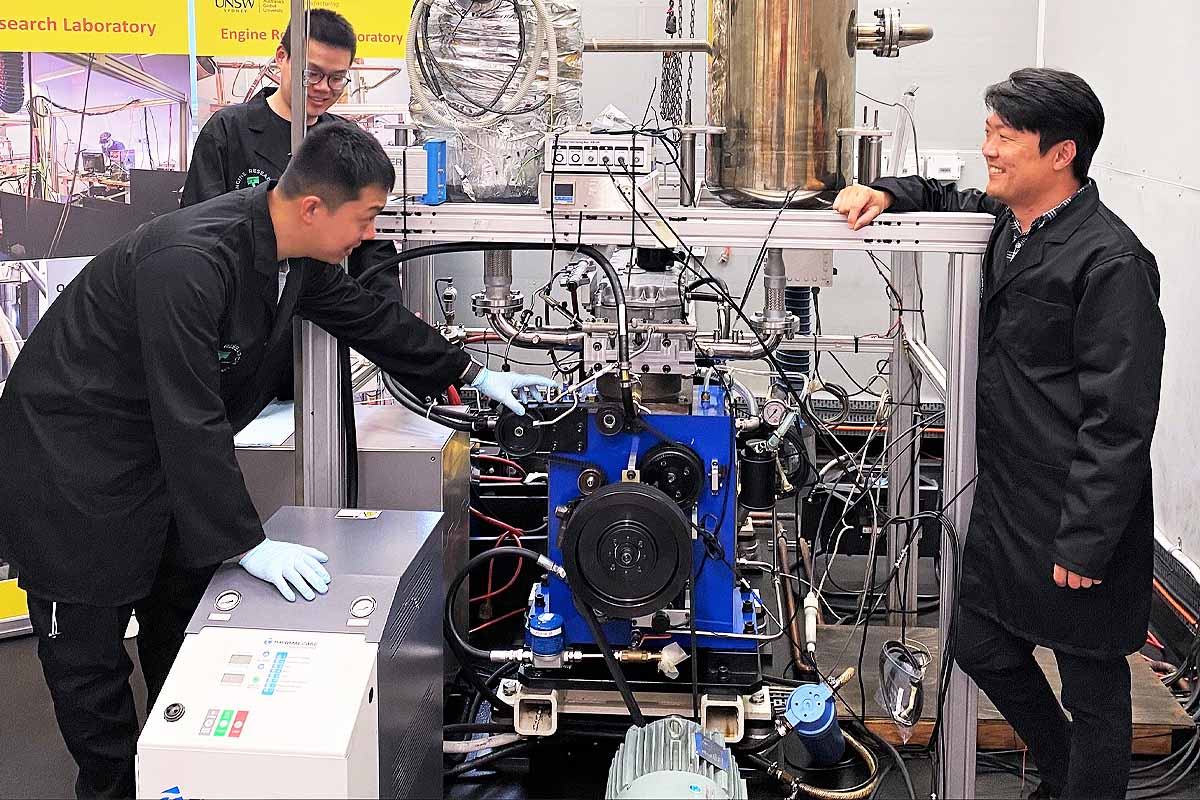 Le système bicarburant à injection directe d'hydrogène et de diesel a été développé par une équipe du laboratoire de recherche sur les moteurs de l'UNSW dirigée par le professeur Shawn Kook (à droite), Xinyu Liu (arrière gauche) et Jinxin Yang (avant gauche).