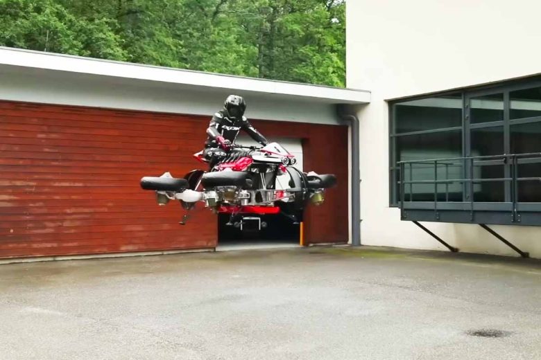 Un châssis en aluminium et sa carrosserie en fibre de carbone.