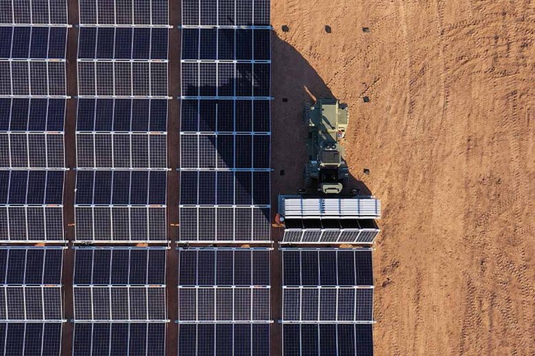 Les panneaux solaires à charnières se replient dans des conteneurs d'expédition, puis se déplient sur place.