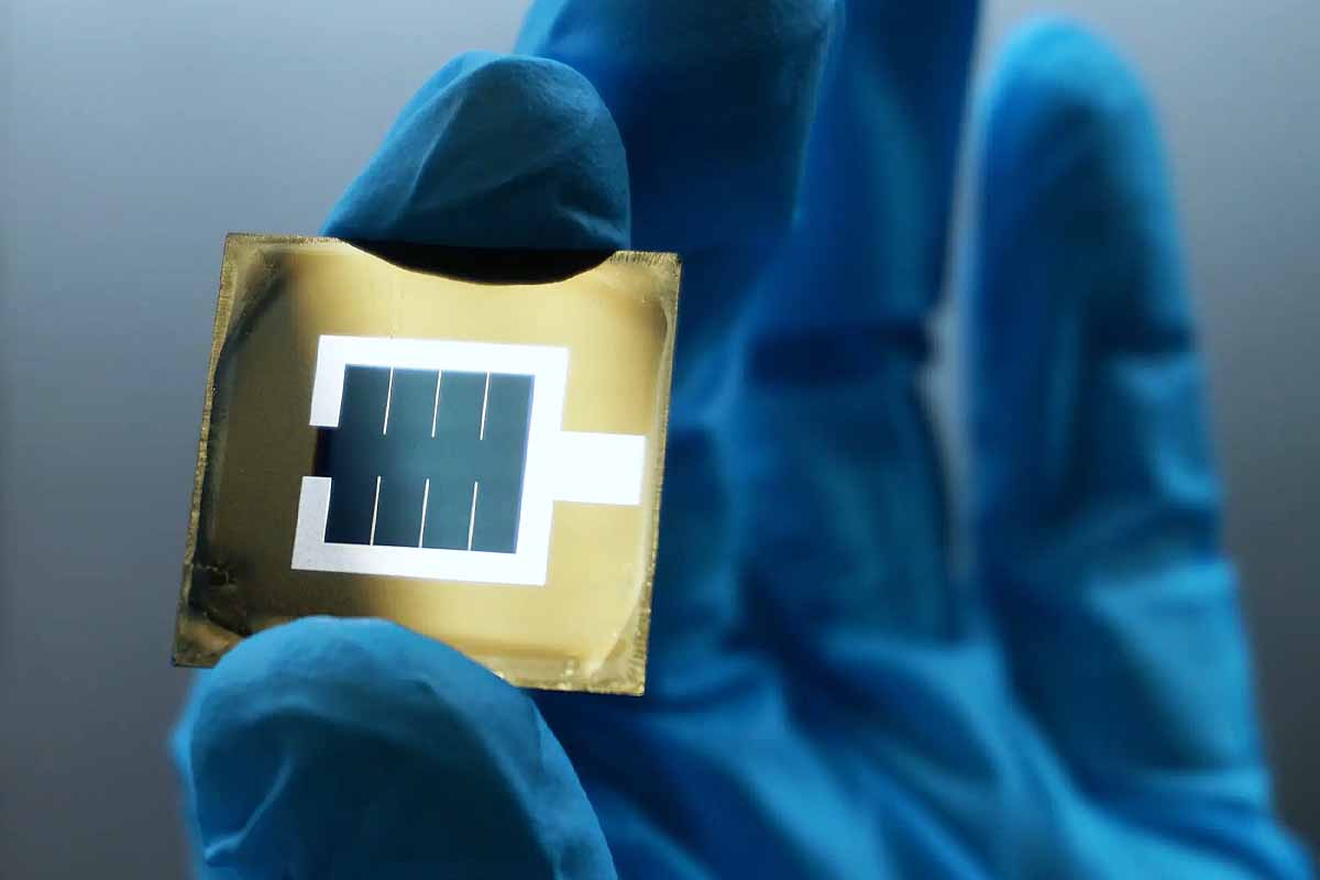 Une nouvelle cellule solaire pérovskite/silicium a établi un rendement record de 32,5 %.