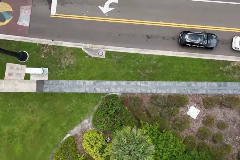Tampa, une ville située sur la baie de Tampa, le long de la côte du golfe de Floride, a récemment dévoilé son premier trottoir solaire au coin de Cass Street et Jefferson Street.