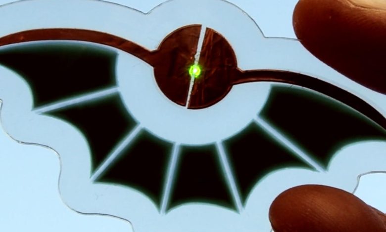 Un module qui génère de l'électricité à partir de cinq lux, soit la lumière émise par le panneau de sortie de secours.
