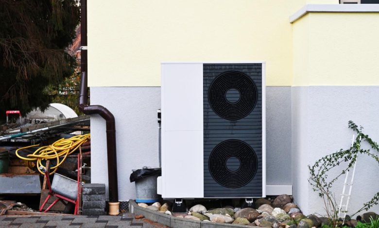 L'installation d'une pompe à chaleur dans une maison.