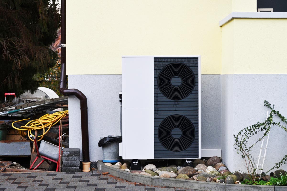 L'installation d'une pompe à chaleur dans une maison.