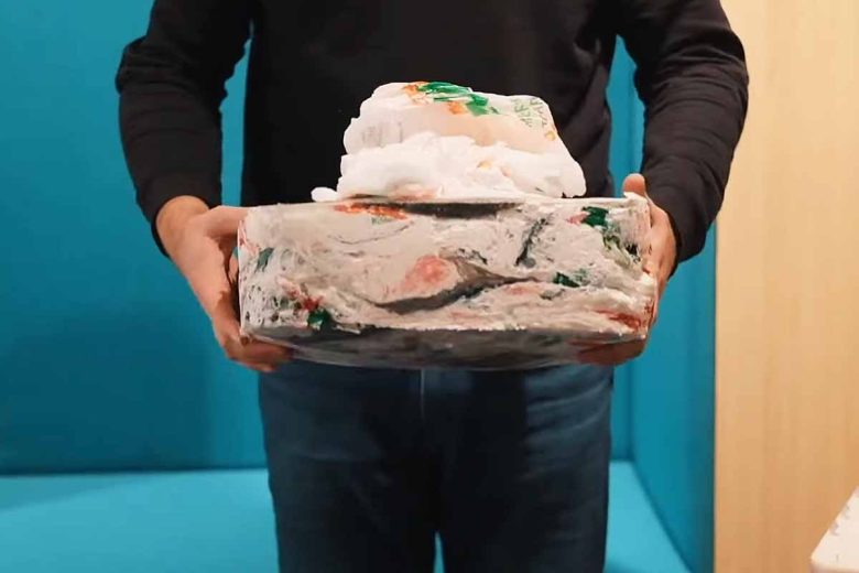 Une brique en plastique prête à être recyclée.