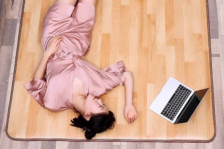 Un tapis de salon chauffant pour garder les pieds et vos fesses au chaud.