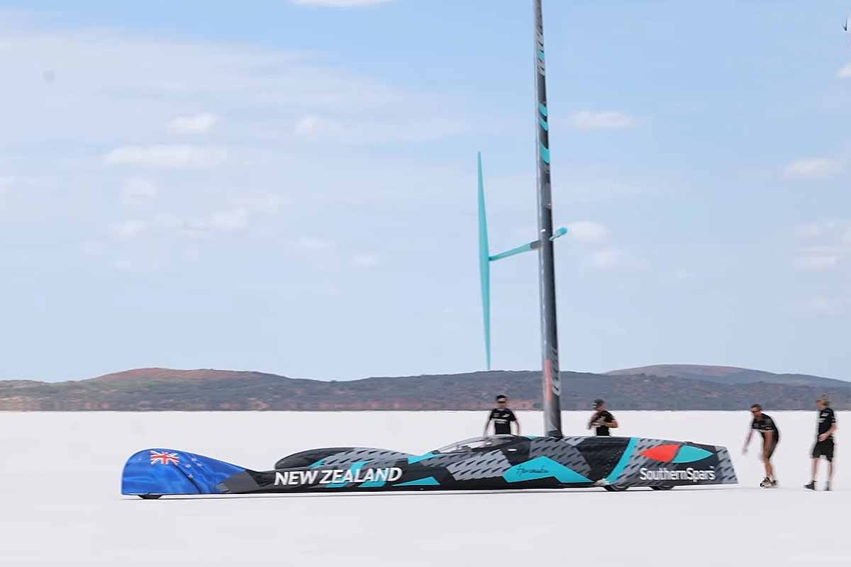 Emirates Team New Zealand bat le record de vitesse terrestre avec Glenn Ashby à bord de Horonuku