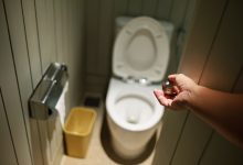 « Merci de baisser la lunette des toilettes ! »