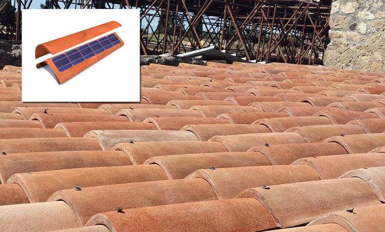 Un module photovoltaïque unique qui ressemble à une véritable tuile en terre cuite.