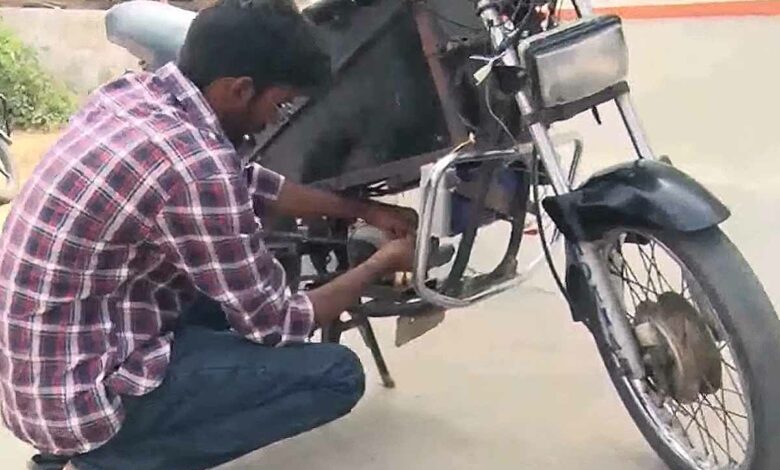 Un jeune Indien rétrofit une Honda Hero thermique en moto électrique d'une autonomie de 200 km.