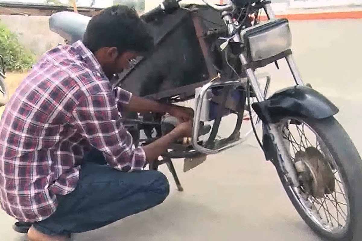 Un jeune Indien rétrofit une Honda Hero thermique en moto électrique d'une autonomie de 200 km.