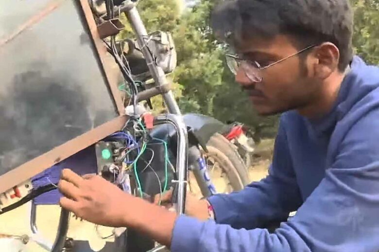 Un polytechnicien en génie automobile transforme la moto thermique de son père en véhicule électrique à cause de la hausse du prix du carburant.
