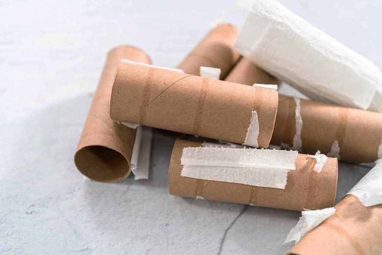 De vieux rouleaux de papier toilette recyclés en buche de cheminée.