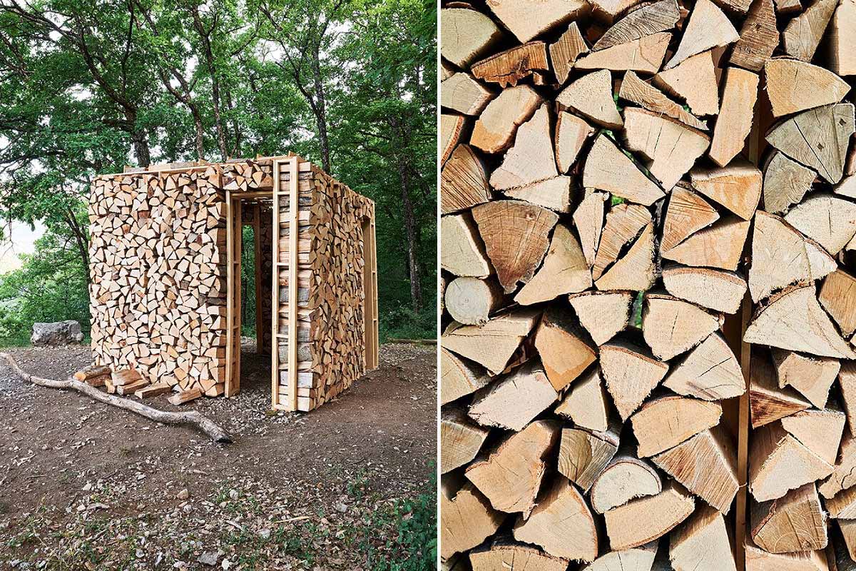 Une petite maison en bois de chauffage